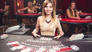 Antarmuka platform uustoto menampilkan berbagai kategori permainan dan sportsbook